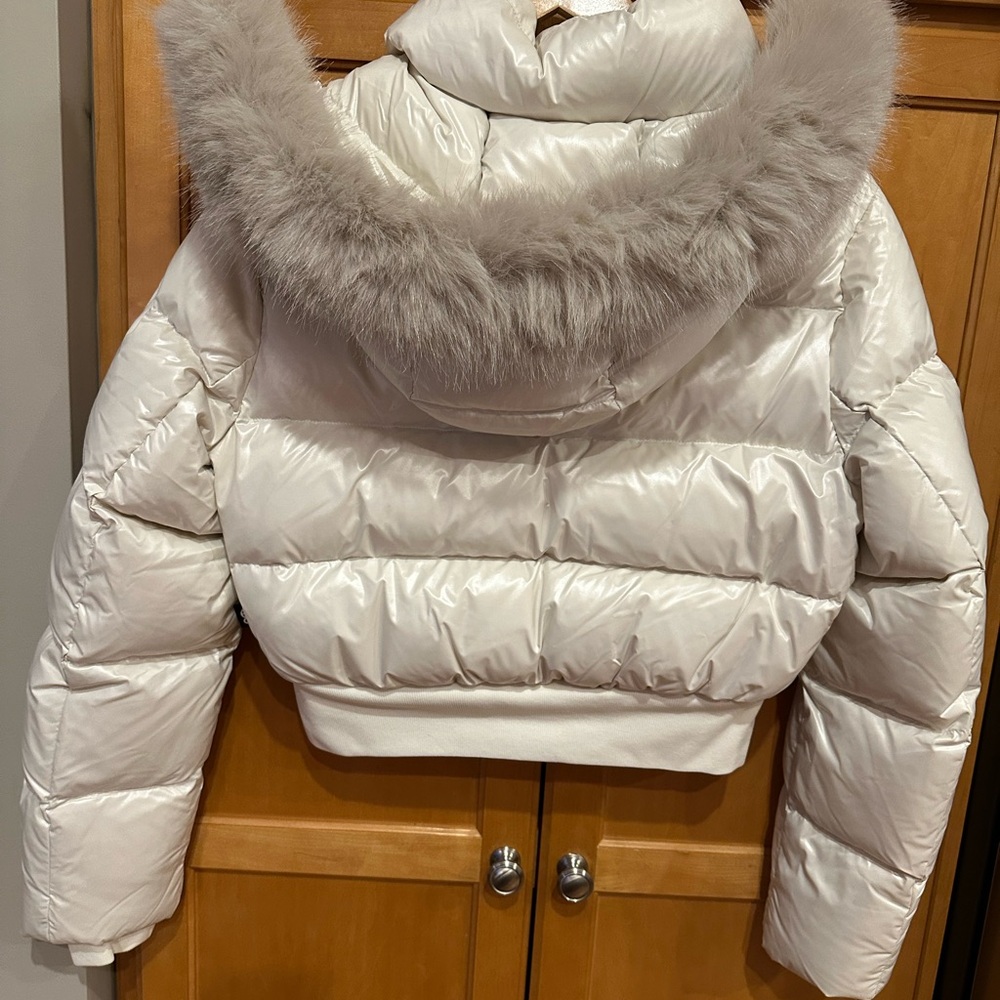 This season: New with tags Super Chalet Puff with hood-fur detaches Never Worn - Picture 5 of 11